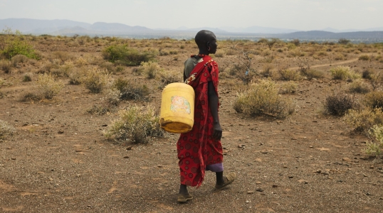 Les femmes de la communauté située à Ltungai laissent quelques minutes pour remplir les bidons de 15 litres d'eau dans un trou où l'eau est stagnante, entre deux rochers. L'eau n'est pas potable, pleine de bactéries.